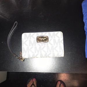 Michael kors wristlet wallet